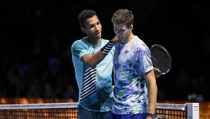 Felix Auger-Aliassime pociesza Huberta Hurkacza po przegranym finale w Bazylei