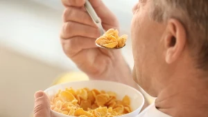 Dysfagia, czyli zaburzenia połykania, to najczęstszy objaw raka przełyku