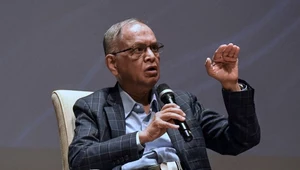 Narayana Murthy, współzałożyciel firmy Infosys oraz indyjski miliarder. Stwierdził on, że młodzi Hindusi powinni pracować po 70 godzin tygodniowo