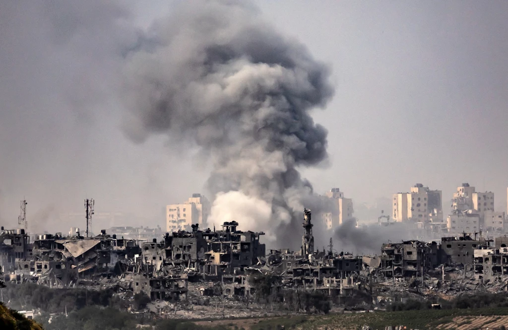 O brutalności pełnej ofensywy Izraela świadczy trwające od początku wojny bombardowanie Gazy ostrzałem artyleryjskim i nalotami. Według Hamasu do tej pory przez całą kampanię samego bombardowania w Strefie Gazy miało zginąć 8000 ludzi