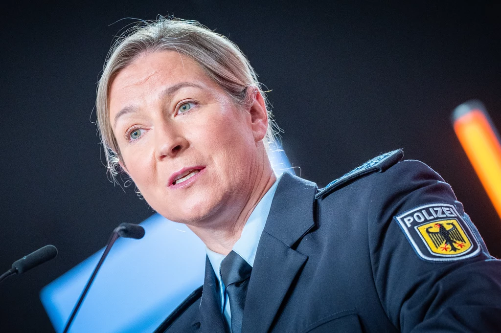 Claudia Pechstein jako niemiecka policjantka Claudia Pechstein jako niemiecka policjantka