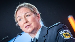 Claudia Pechstein jako niemiecka policjantka