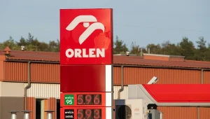 Średnie ceny benzyny na stacjach w Polsce w październiku oscylowały w okolicach 6 zł za litr. Ile stracił na tym Orlen?