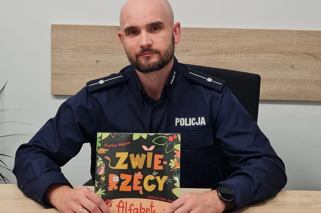 Mł. asp. Krystian Wasiluk na co dzień pracuje jako policjant, a po pracy pisze bajki