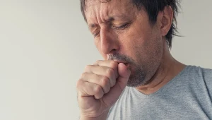 Kaszel to często ignorowany objaw raka płuc. Jakie są inne objawy?