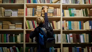Starsi kupowali, młodzi wyrzucają. On wynajduje cenne perełki