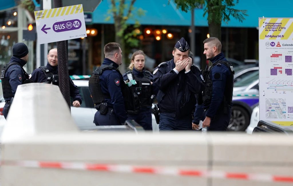 Paryż. Policja otworzyła ogień do kobiety. Groziła atakiem terrorystycznym Paryż. Policja otworzyła ogień do kobiety. Groziła atakiem terrorystycznym