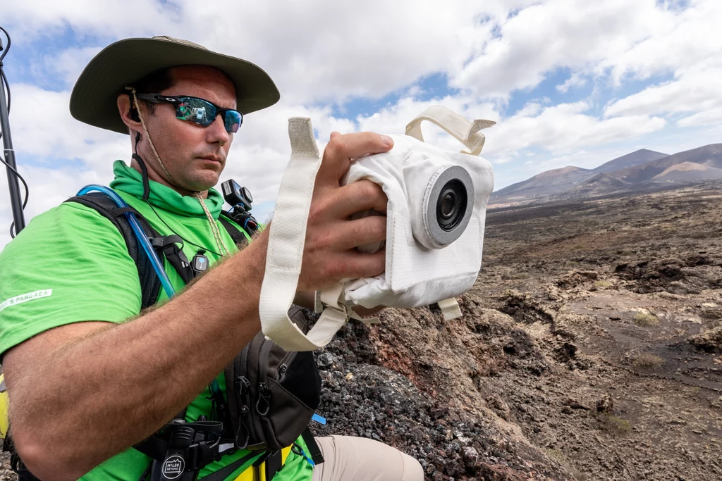 Astronauta ESA Thomas Pesquet dokumentuje badania terenowe w księżycowych krajobrazach Lanzarote w Hiszpanii