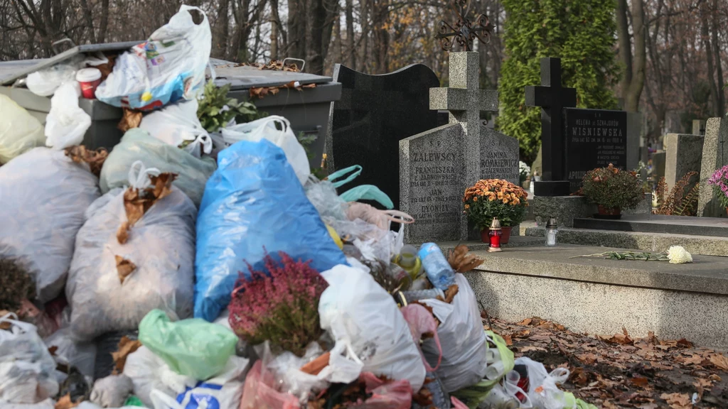 Co roku w okolicach Uroczystości Wszystkich Świętych polskie cmentarze zalewają tony niesegregowanych śmieci