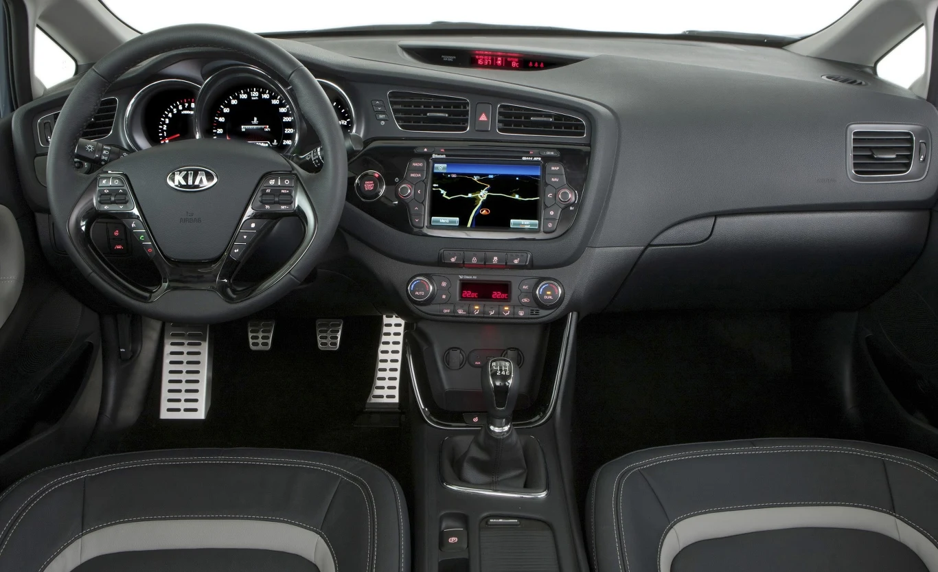 Kabina urządzona jest klasycznie, ekran multimediów może mieć 7 cali Kabina urządzona jest klasycznie, ekran multimediów może mieć 7 cali