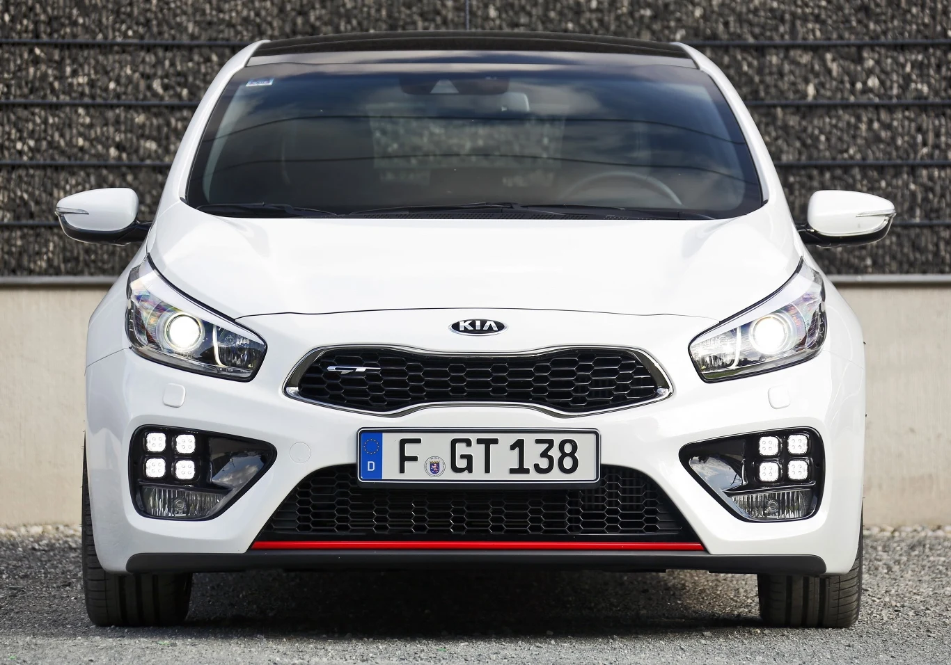 Wersję wyposażenia GT można poznać po charakterystycznych diodach do jazdy dziennej Wersję wyposażenia GT można poznać po charakterystycznych diodach do jazdy dziennej