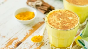 Złote mleko to tradycyjny ajurwedyjski napój, którego głównym składnikiem jest kurkuma, nadająca mu złocisty kolor