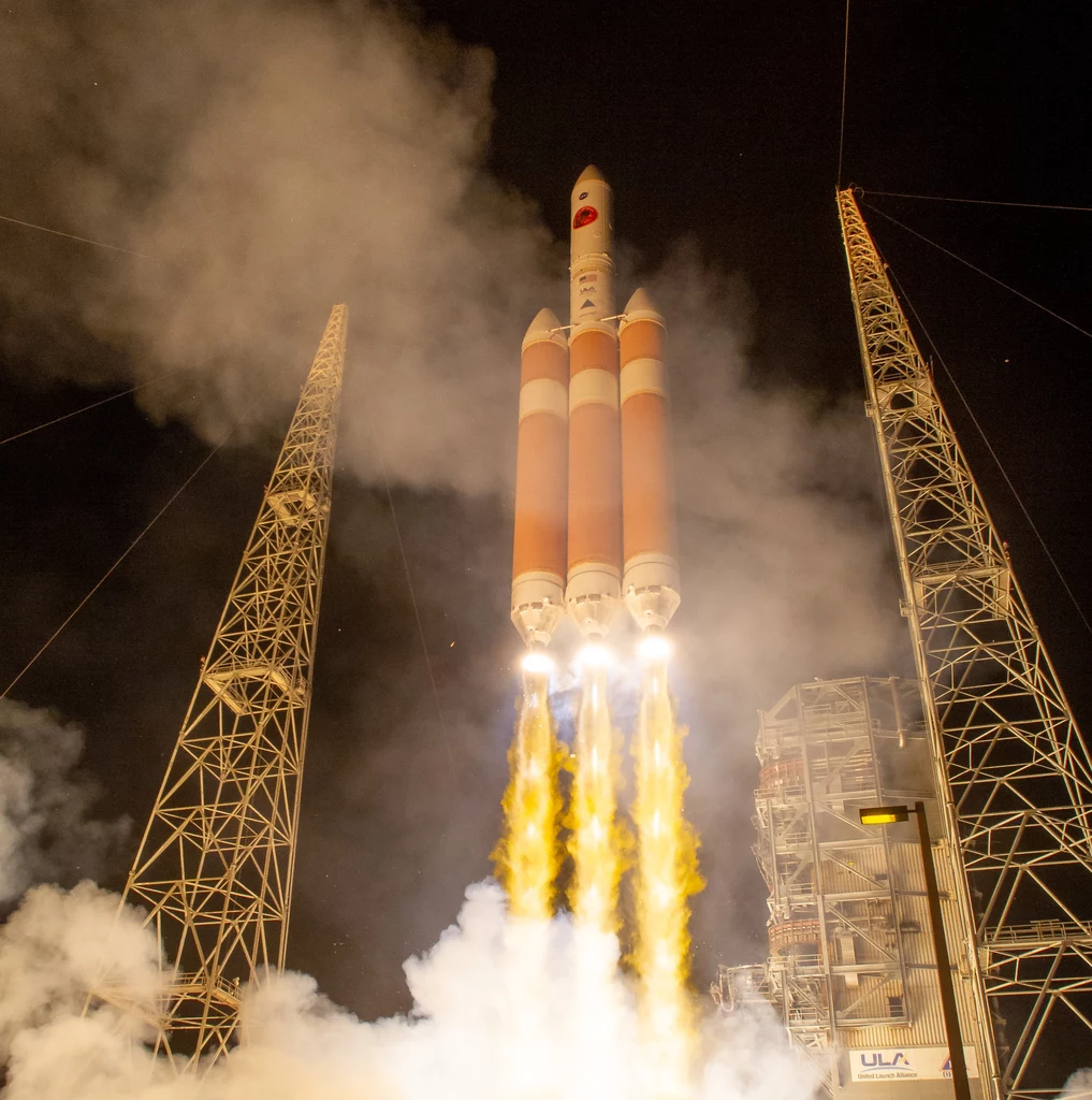 Start rakiety Delta IV Heavy z sondą Parker Solar Probe na pokładzie, 12 sierpnia 2018.