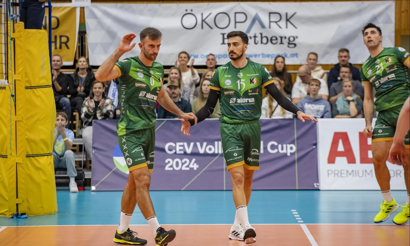 Siatkarze Aluronu CMC Warty Zawiercie, od lewej: Mariusz Chamlewski, Miguel Tavares, Karol Butryn