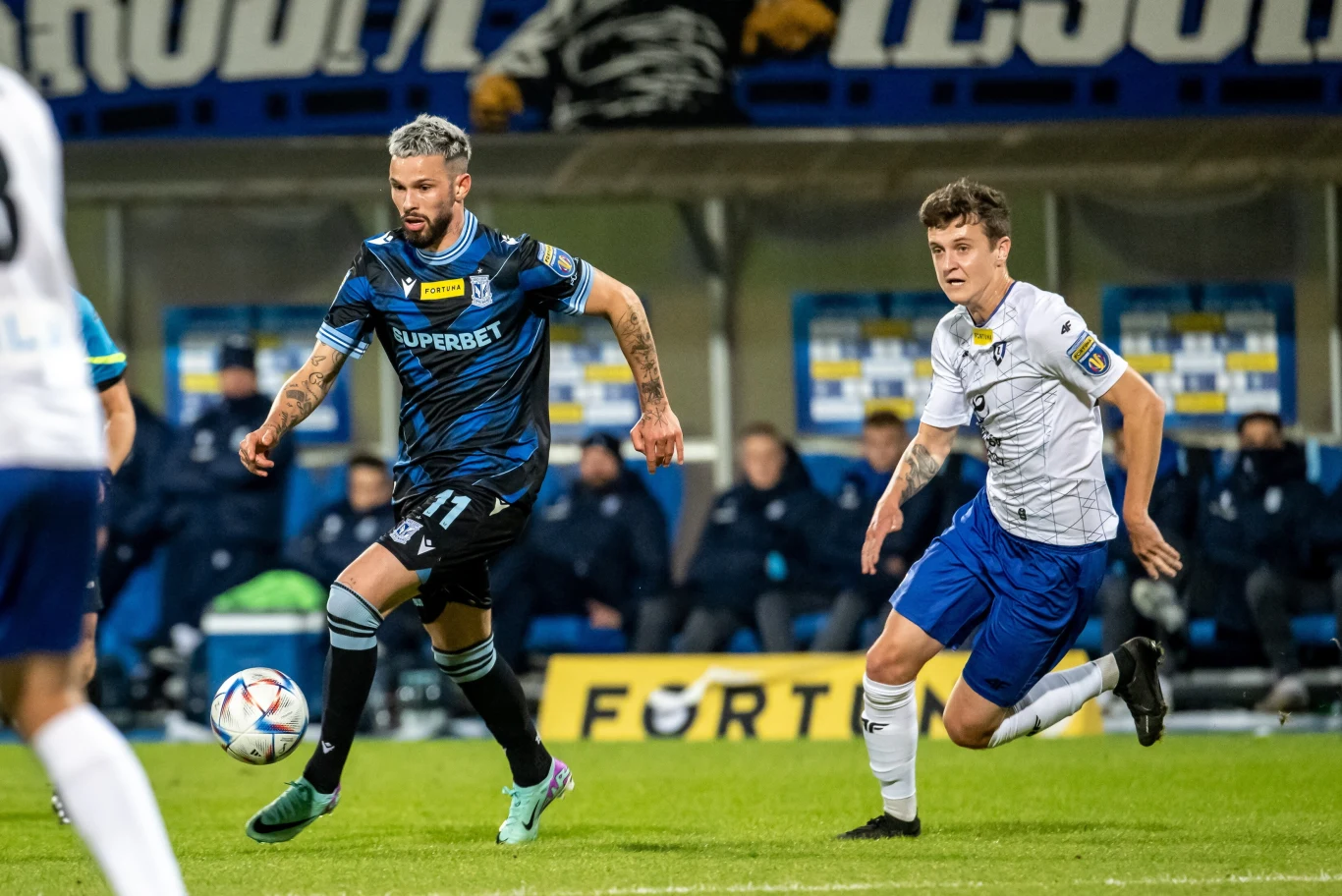 Kristoffer Velde z Lecha i Maciej Kona z Zawiszy