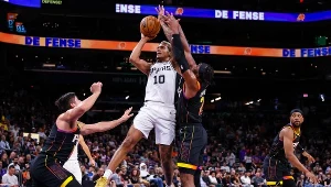 Jeremy Sochan w meczu z Phoenix Suns