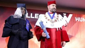 Akt wręczenia tytułu i godności Profesora Honorowego Collegium Humanum humanoidalnemu robotowi Mika