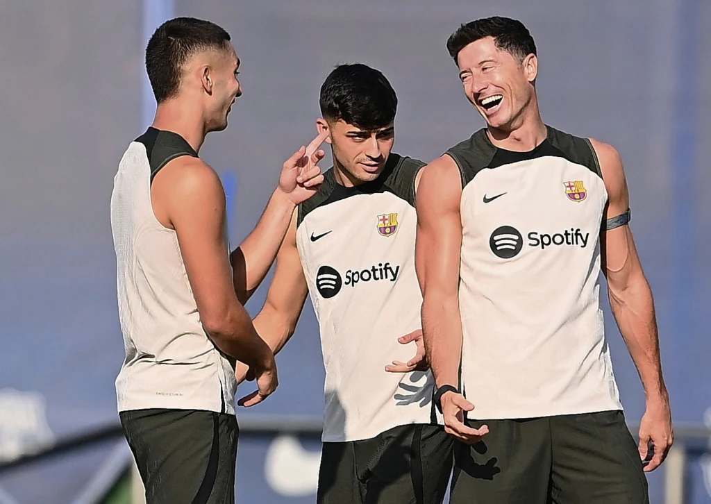 Ferran Torres, Pedri i Robert Lewandowski na treningu FC Barcelona Ferran Torres, Pedri i Robert Lewandowski na treningu FC Barcelona