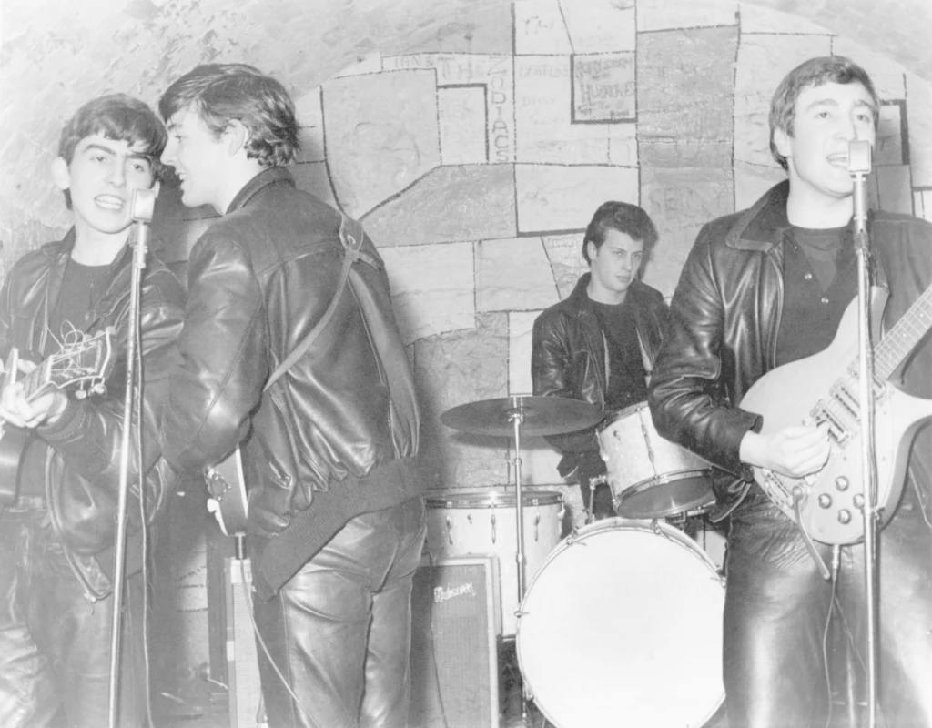 W The Beatles przed Ringo Starrem na perkusji grał Pete Best (na zdjęciu)