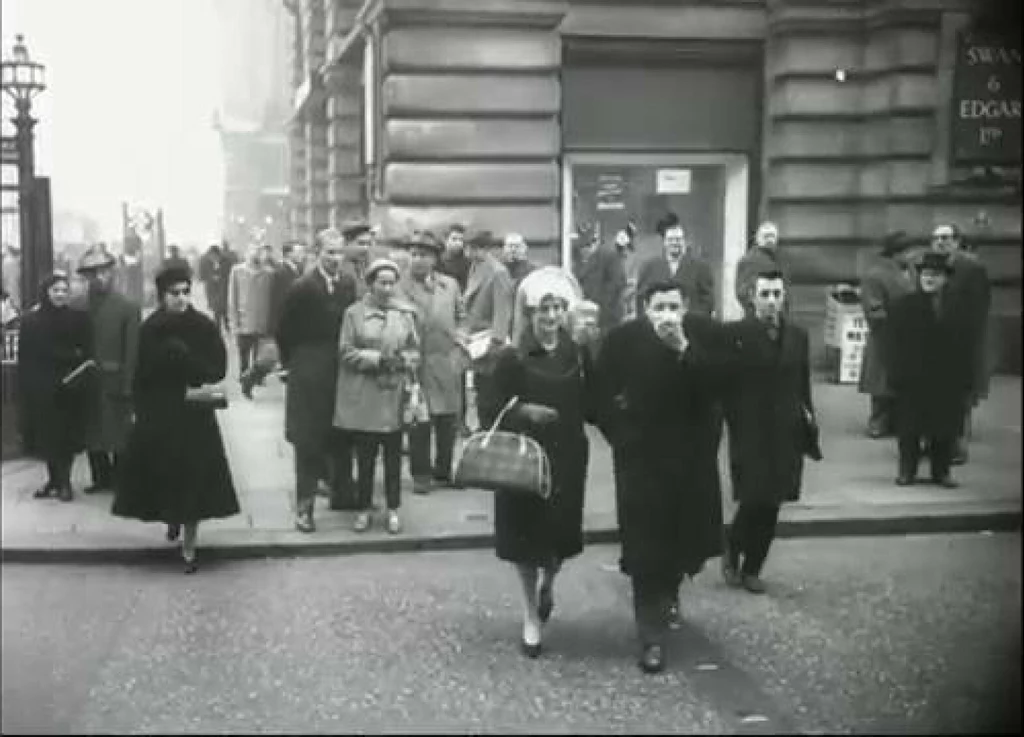 Londyńczycy na ulicy podczas Wielkiego Smogu w 1952 roku mają problemy z oddychaniem