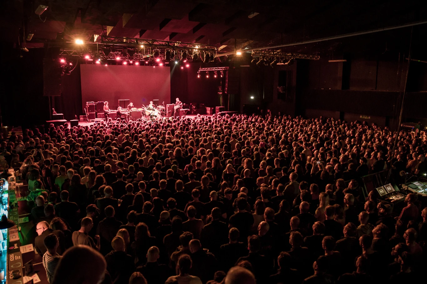 Fani z naszego kraju tłumnie zebrali się na koncercie. Fani z naszego kraju tłumnie zebrali się na koncercie.