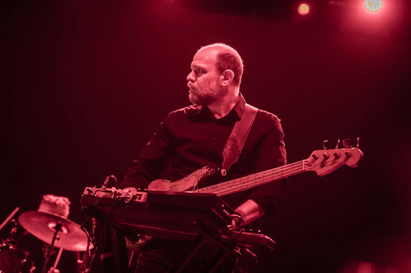 Christopher Pravdica to amerykański muzyk i autor tekstów. W zespole Swans gra na gitarze basowej. Christopher Pravdica to amerykański muzyk i autor tekstów. W zespole Swans gra na gitarze basowej.