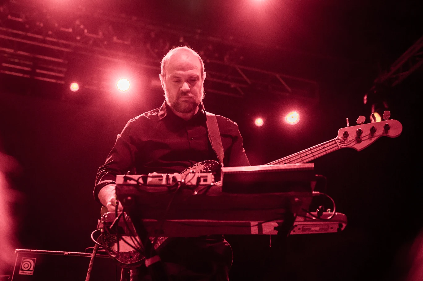 Artyści w charakterystyczny dla siebie sposób zadbali o wyjątkową atmosferę podczas grania na żywo. Artyści w charakterystyczny dla siebie sposób zadbali o wyjątkową atmosferę podczas grania na żywo.