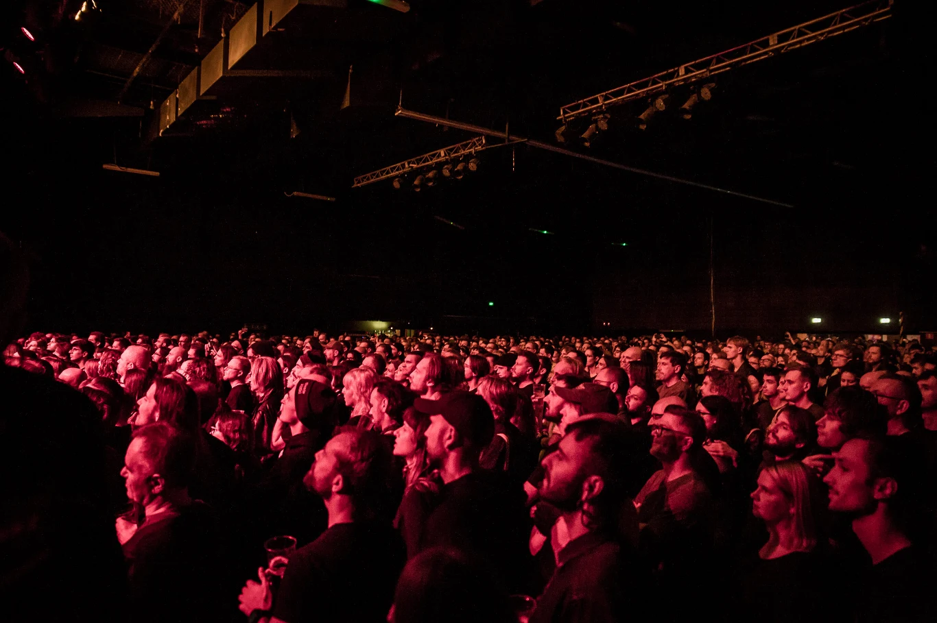 Wieczór otworzył znany ze współpracy z formacją przez niemal cały okres jej istnienia Norman Westberg. Wieczór otworzył znany ze współpracy z formacją przez niemal cały okres jej istnienia Norman Westberg.