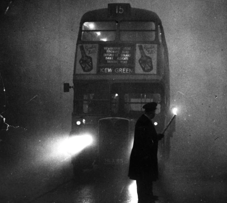 Z powodu Wielkiego Smogu w Londynie ruchem musiała kierować policja. Gdy zanieczyszczenia nie ustawały, ruch wstrzymano całkowicie. Przed autobusami musiały iść osoby z latarką, aby kierowcy wiedzieli, gdzie jechać