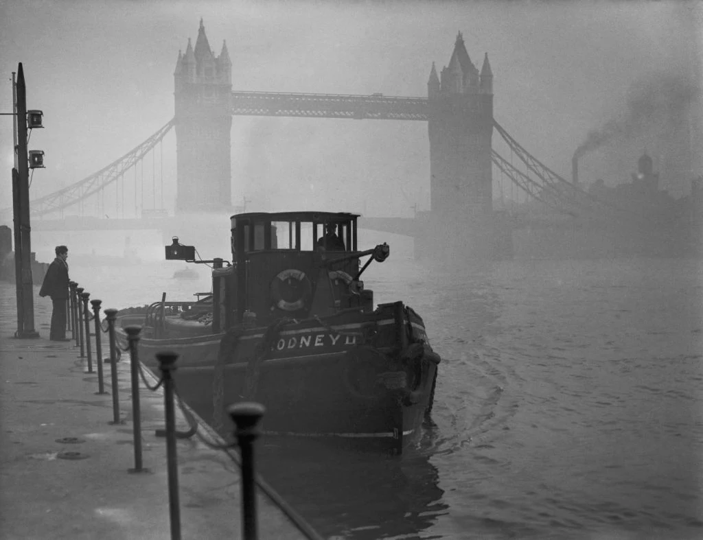Z powodu smogu w Londynie trzeba było wstrzymać ruch lotniczy i transport rzeczny Tamizą