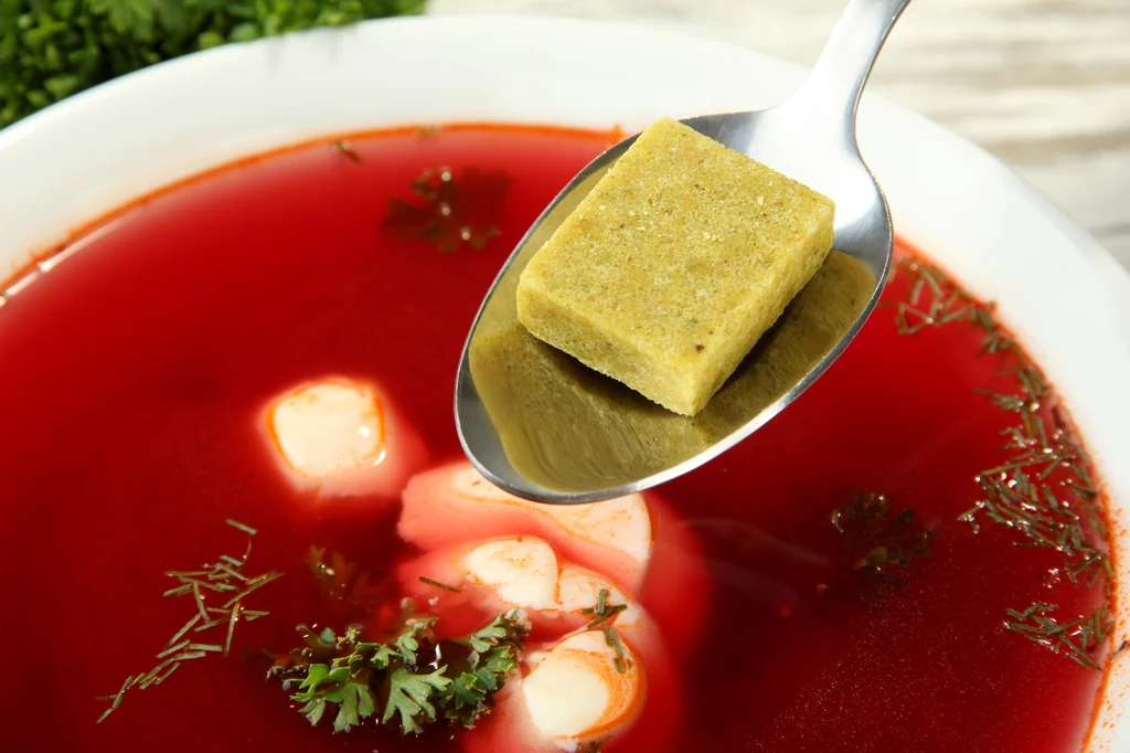Kostka bulionowa nie jest zdrowym dodatkiem do zupy.