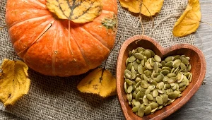 Chcesz szybko oczyścić pestki dyni? Ten sposób teściowej nigdy nie zawodzi 