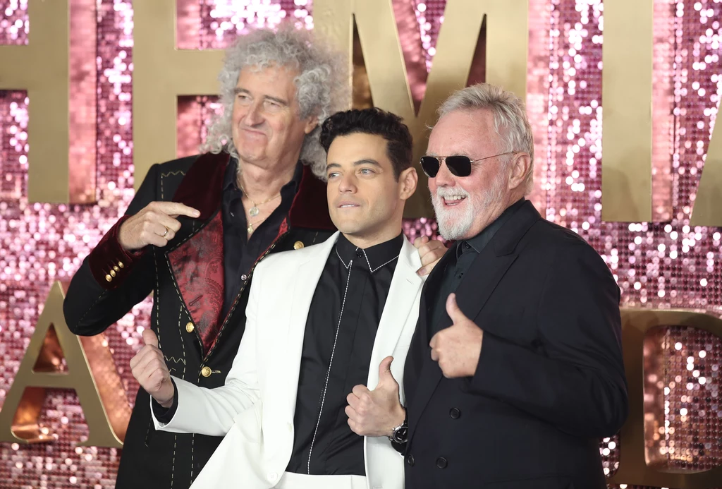 Brian May, Rami Malek (filomowy Freddie Mercury) i Roger Taylor podczas premiery "Bohemian Rhapsody"