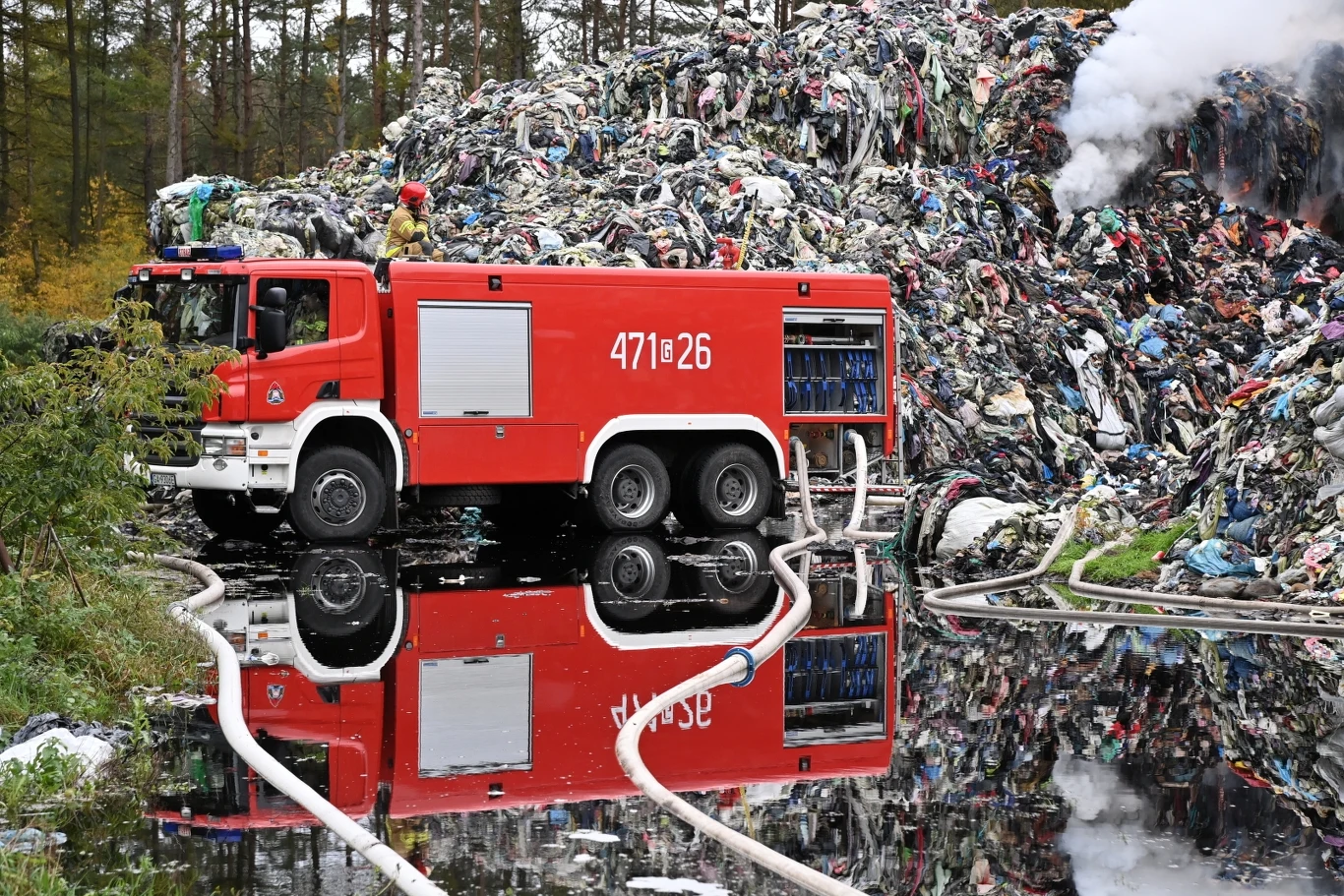 We wtorek wieczorem w Kamieńcu (woj. pomorskie) wybuchł pożar na składowisku zużytych ubrań. Okazuje się, że to już 33 pożar w tym samym miejscu w ciągu trzech lat, a właściciel składowiska został niedawno ukarany grzywną w wysokości ponad 1 mln zł We wtorek wieczorem w Kamieńcu (woj. pomorskie) wybuchł pożar na składowisku zużytych ubrań. Okazuje się, że to już 33 pożar w tym samym miejscu w ciągu trzech lat, a właściciel składowiska został niedawno ukarany grzywną w wysokości ponad 1 mln zł