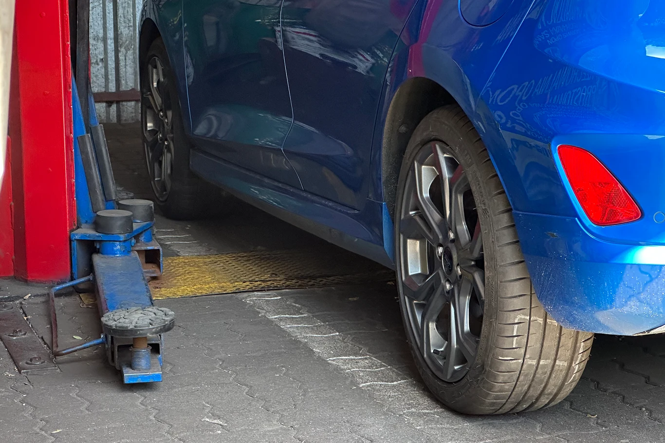 Początek listopada to najwyższy czas na wymianę opon letnich na zimowe