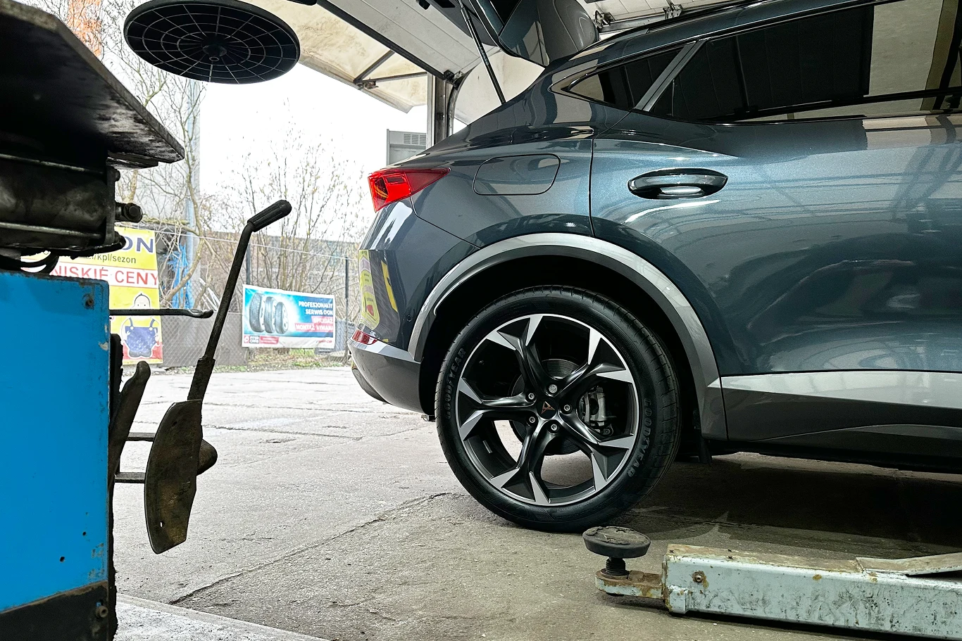 Wiek opony to jedno, ale głębokość bieżnika jest ważniejsza. Przez zakupem sprawdź obydwa parametry