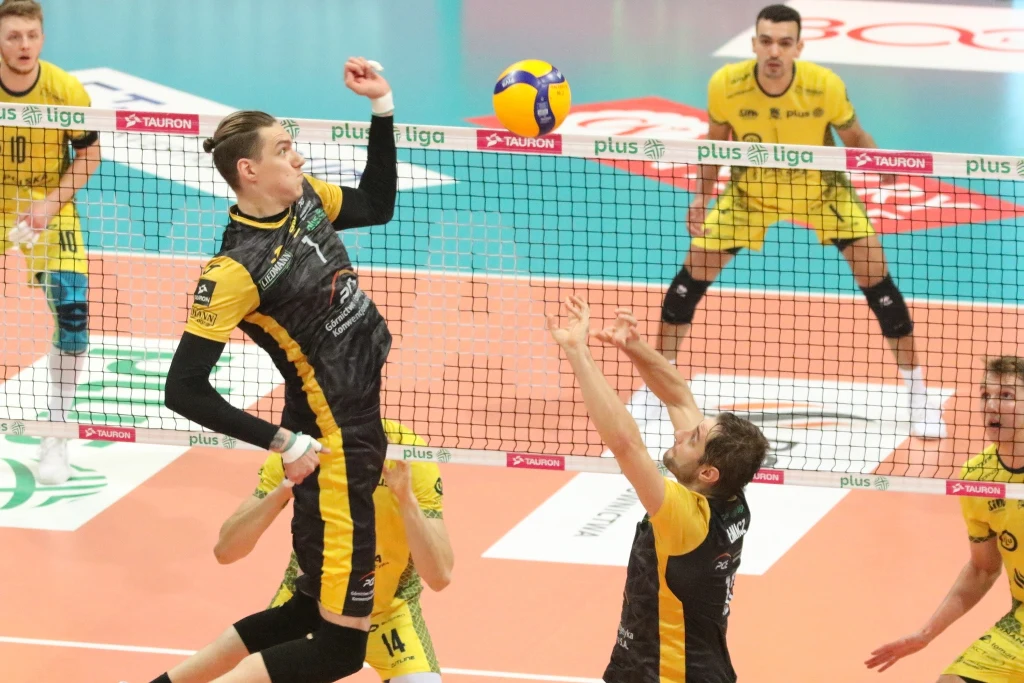 Bartłomiej Lemański (w ataku) i Grzegorz Łomacz, zawodnicy PGE GiEK Skry Bełchatów