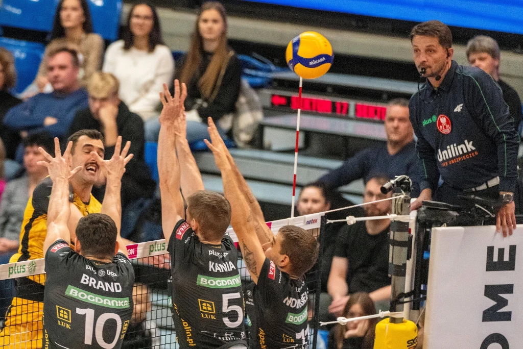 Atakuje Bartłomiej Lipiński z PGE GiEK Skry Bełchatów, blok stawia Bogdanka LUK Lublin