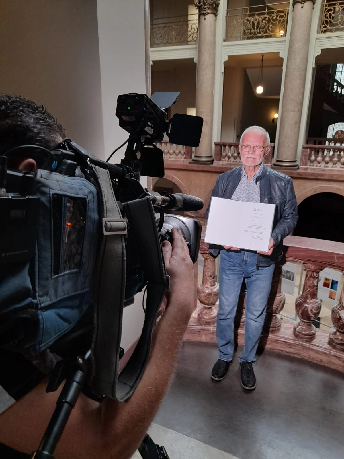 Zenon Lenczewski pokazuje swoją pracę magisterską Zenon Lenczewski pokazuje swoją pracę magisterską