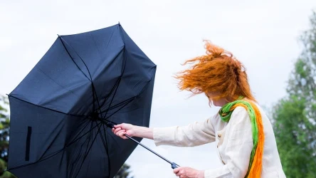 Jak wynika z prognoz IMGW, pogoda w piątek będzie wietrzna i deszczowa. Lokalnie może padać nawet śnieg, a wiatr może wiać z prędkością do 160 km/h