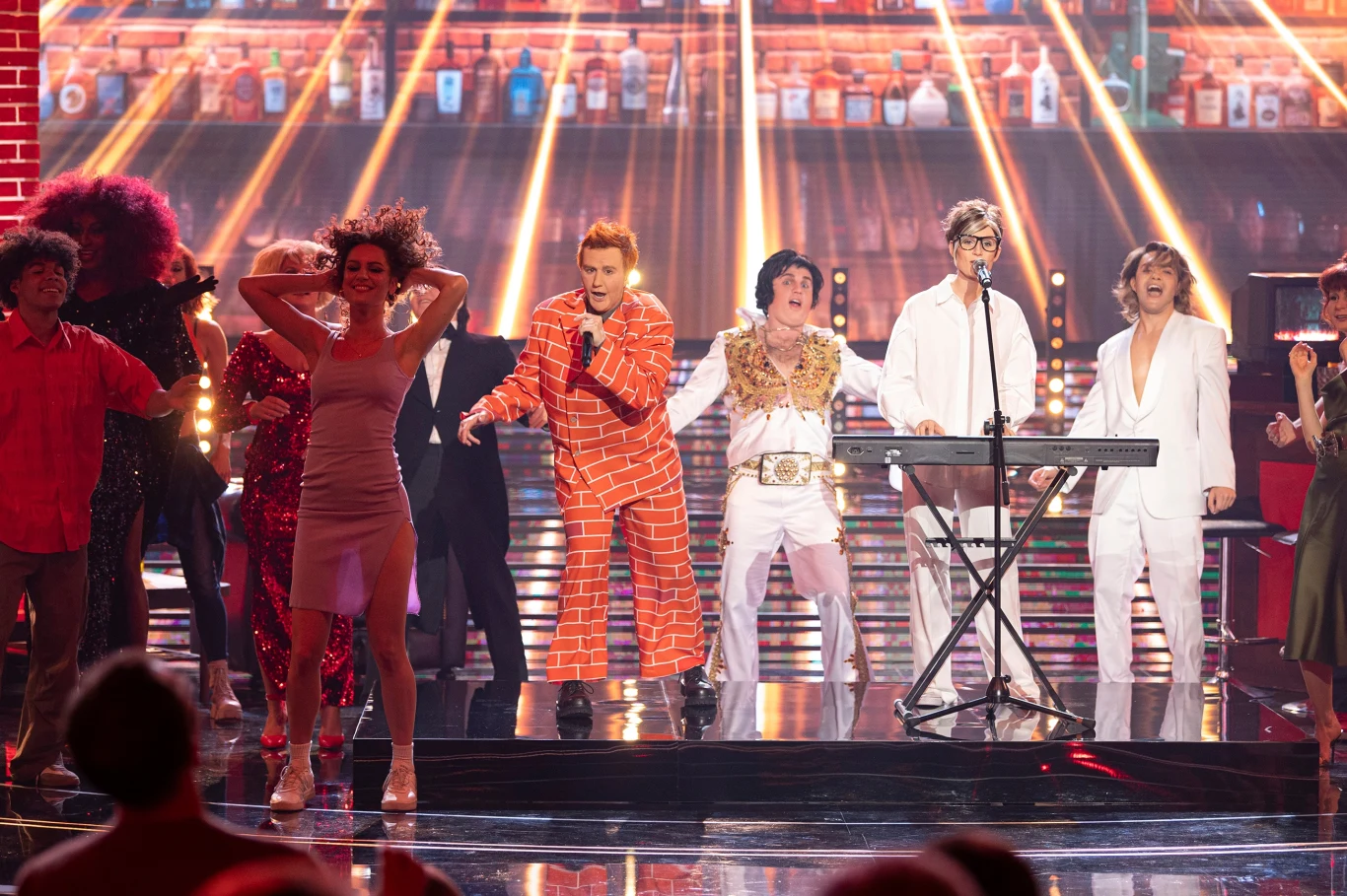 Pola Gonciarz i Jagoda Szydłowska jako zespół Chumbawamba w finale "Twoja Twarz Brzmi Znajomo"