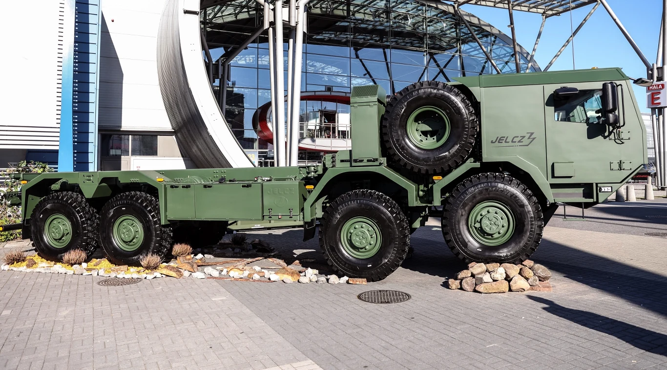 Jelcz 883 - trzecia generacja wojskowych ciężarówek z Jelcza-Laskowic / fot. MSPO Targi Kielce