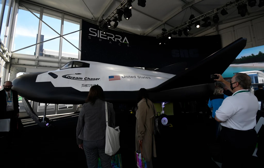 Firma Sierra Space z Nevady prezentuje model Dream Chaser naturalnej wielkości, styczeń 2022 rok