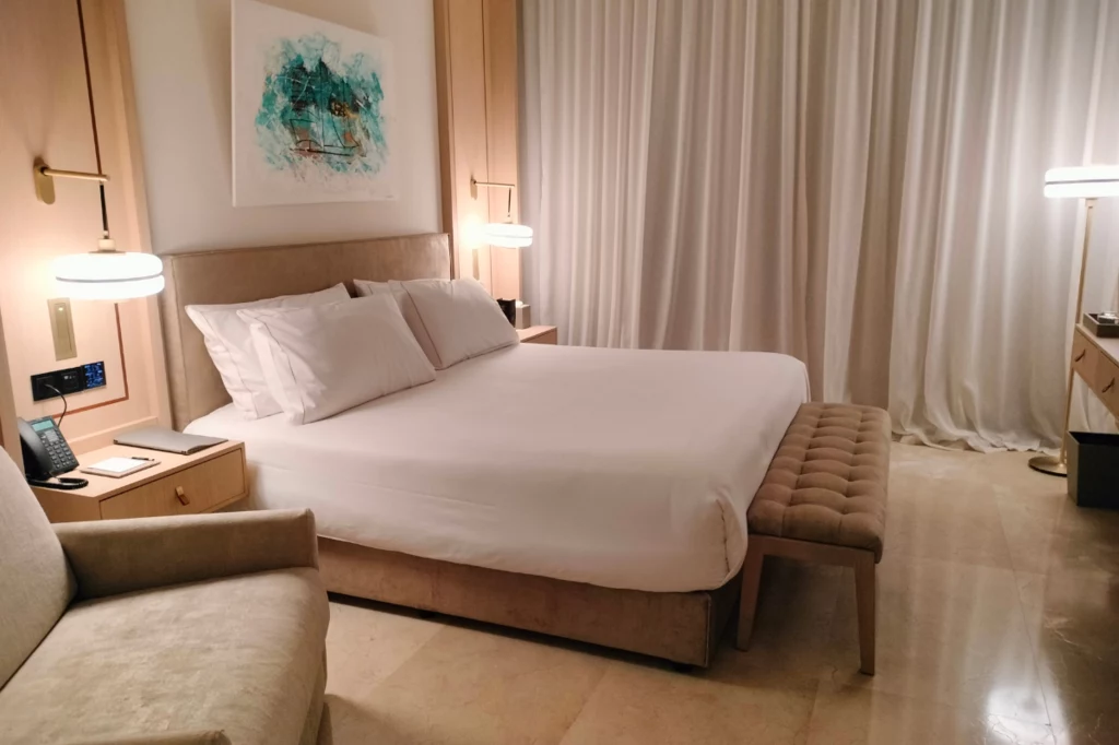Sypialnia w najbardziej luksusowym hotelu na Cyprze - Cap St. Georges Resort w regionie Pafos