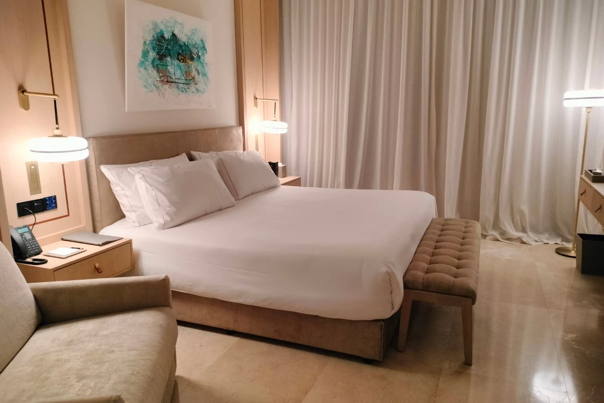 Sypialnia w najbardziej luksusowym hotelu na Cyprze - Cap St. Georges Resort w regionie Pafos Sypialnia w najbardziej luksusowym hotelu na Cyprze - Cap St. Georges Resort w regionie Pafos