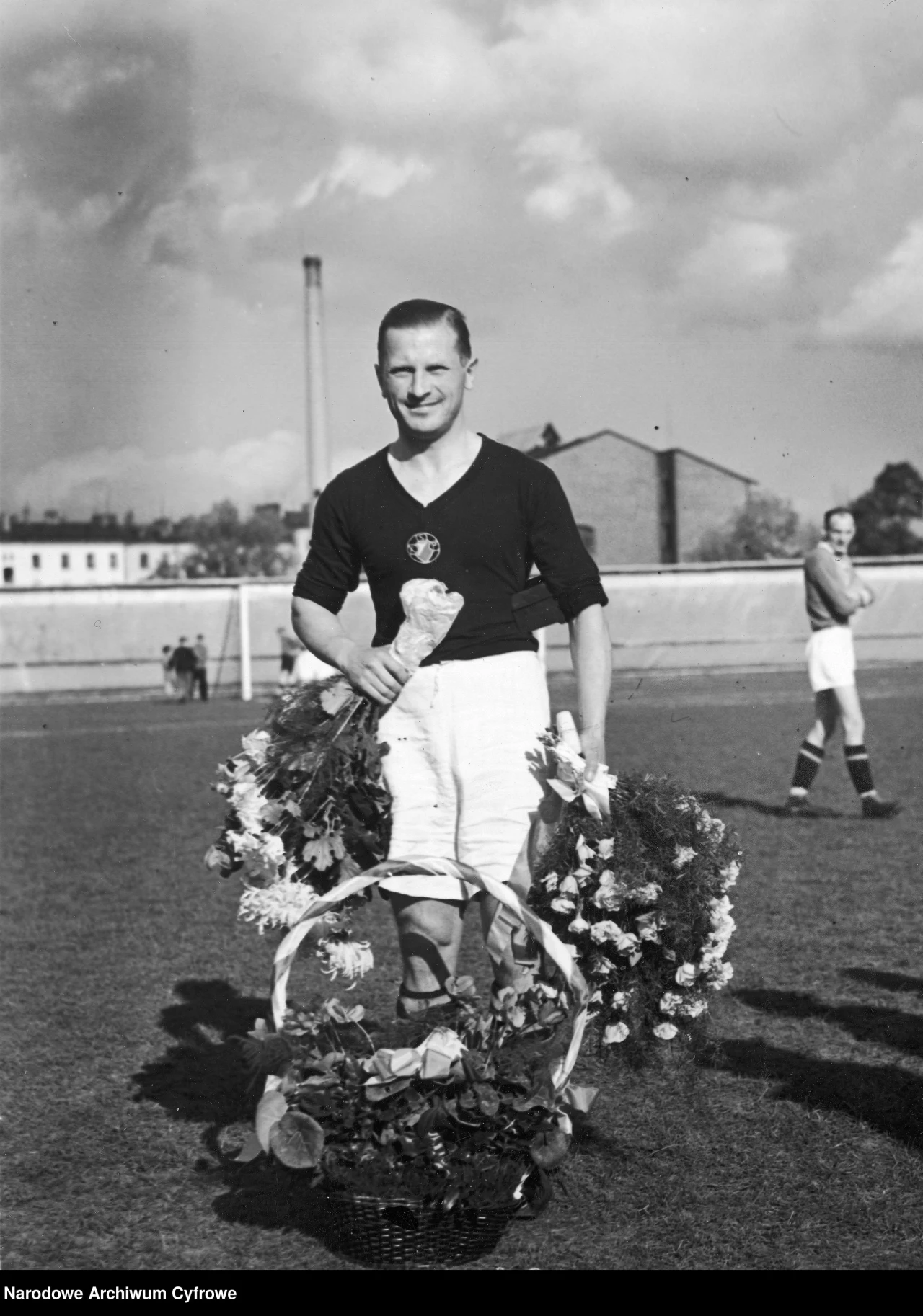 Jerzy Bułanow z kwiatami otrzymanymi z okazji rozegranego 400 meczu w barwach klubu sportowego Polonia Warszawa Jerzy Bułanow z kwiatami otrzymanymi z okazji rozegranego 400 meczu w barwach klubu sportowego Polonia Warszawa