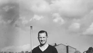 Jerzy Bułanow z kwiatami otrzymanymi z okazji rozegranego 400 meczu w barwach klubu sportowego Polonia Warszawa