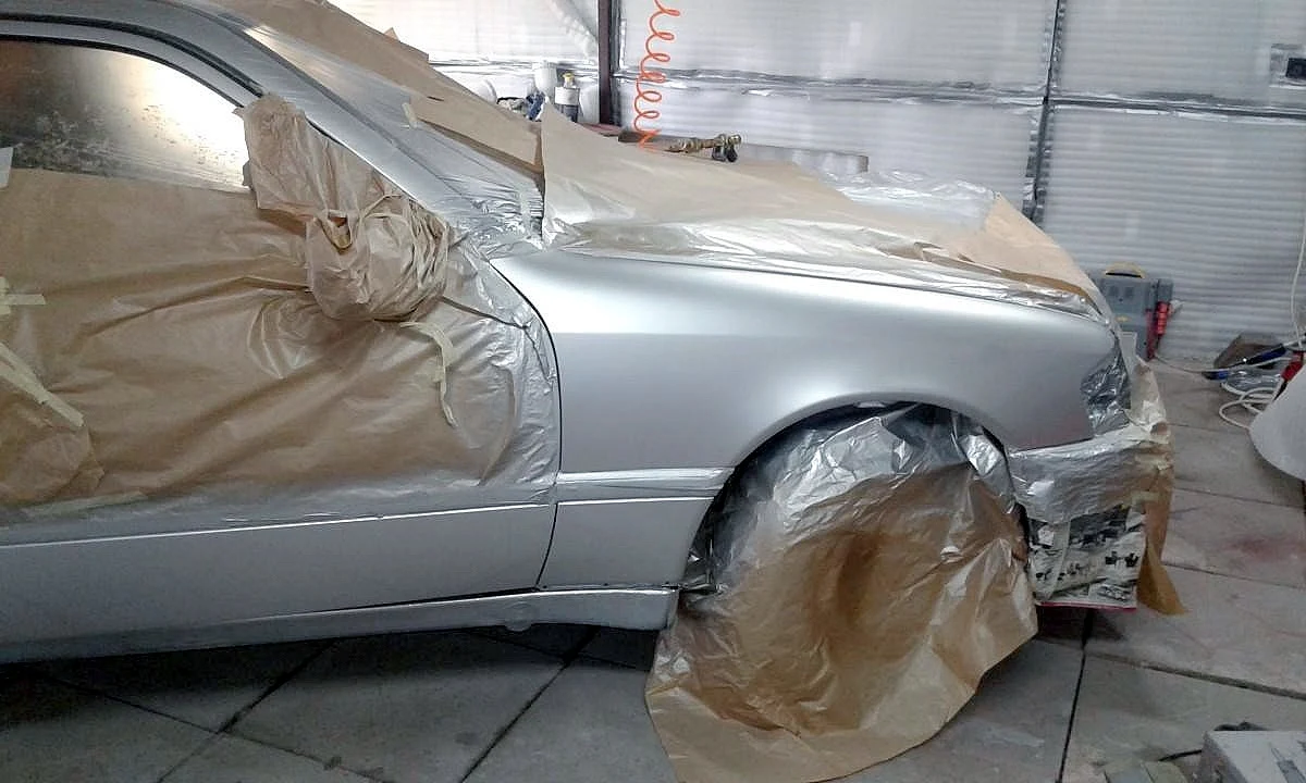 Niewielkie naprawy blacharskie a nawet lakierowane elementy nie zawsze dyskwalifikują samochód używany. 