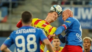 Zawodnik Piasta Gliwice Jakub Czerwiński (z prawej) i Dominick Zator z Korony Kielce podczas meczu 14. kolejki piłkarskiej Ekstraklasy