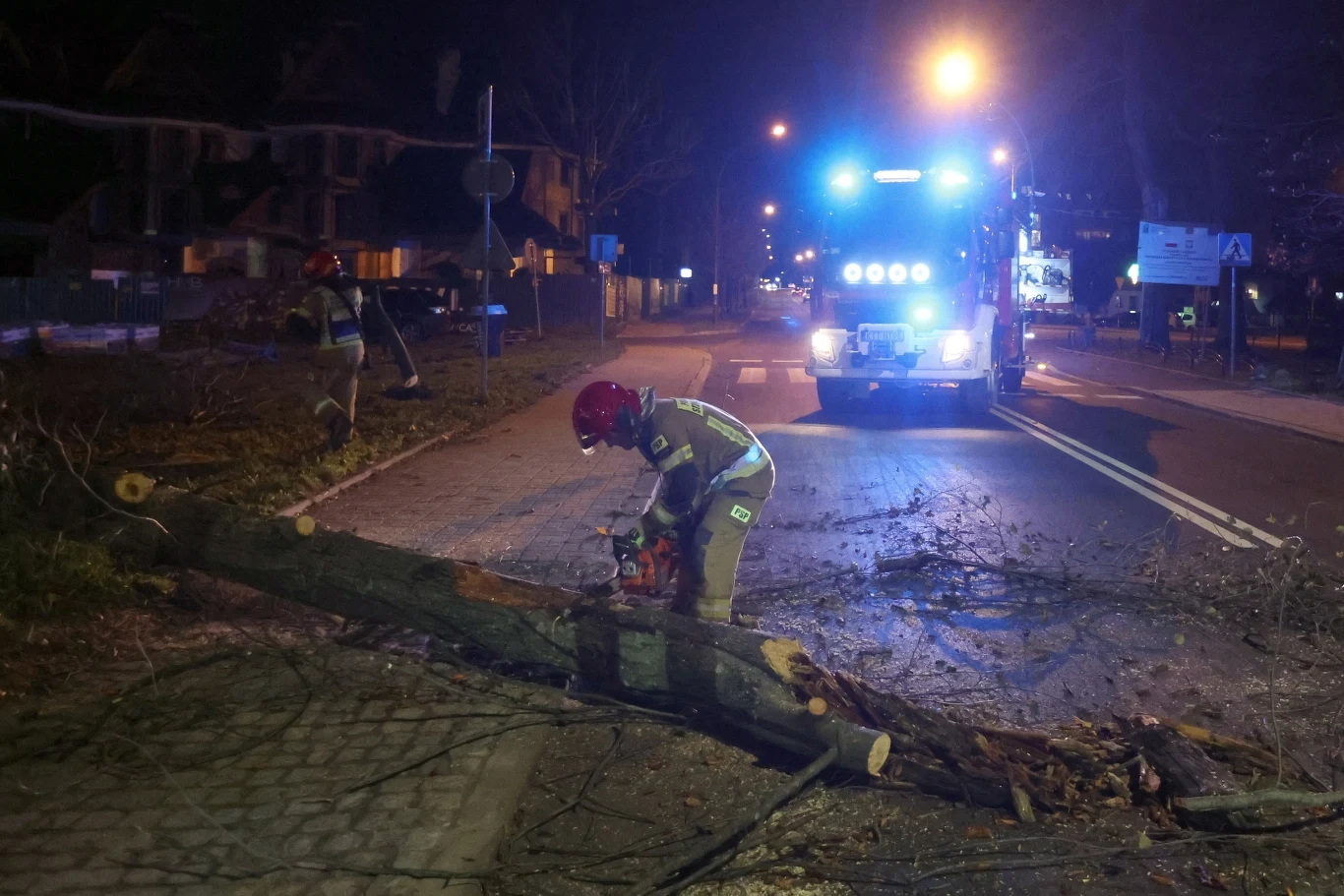 Strażacy usuwają powalone drzewo w Zakopanem Strażacy usuwają powalone drzewo w Zakopanem